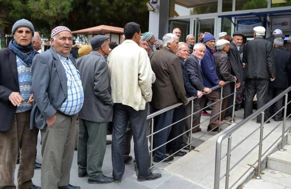 Maaş zammı kesinleşmeden özel kart sistemi geliyor! Otobüs, tren ve uçak biletleri... Milyonlarca emeklinin yüzünü güldürecek haber 1